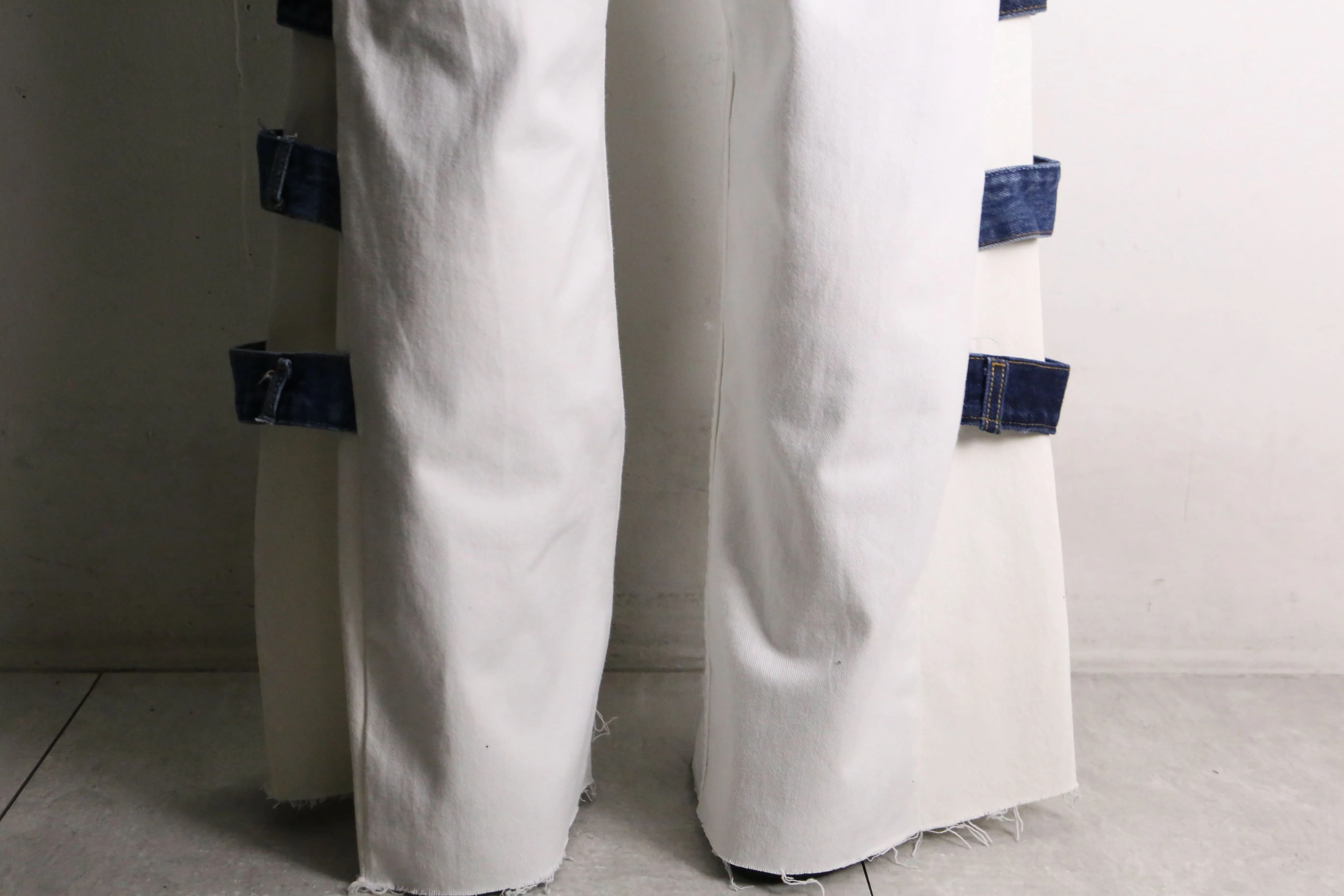 remake "再構築" gimmick flare white ×blue denim pants