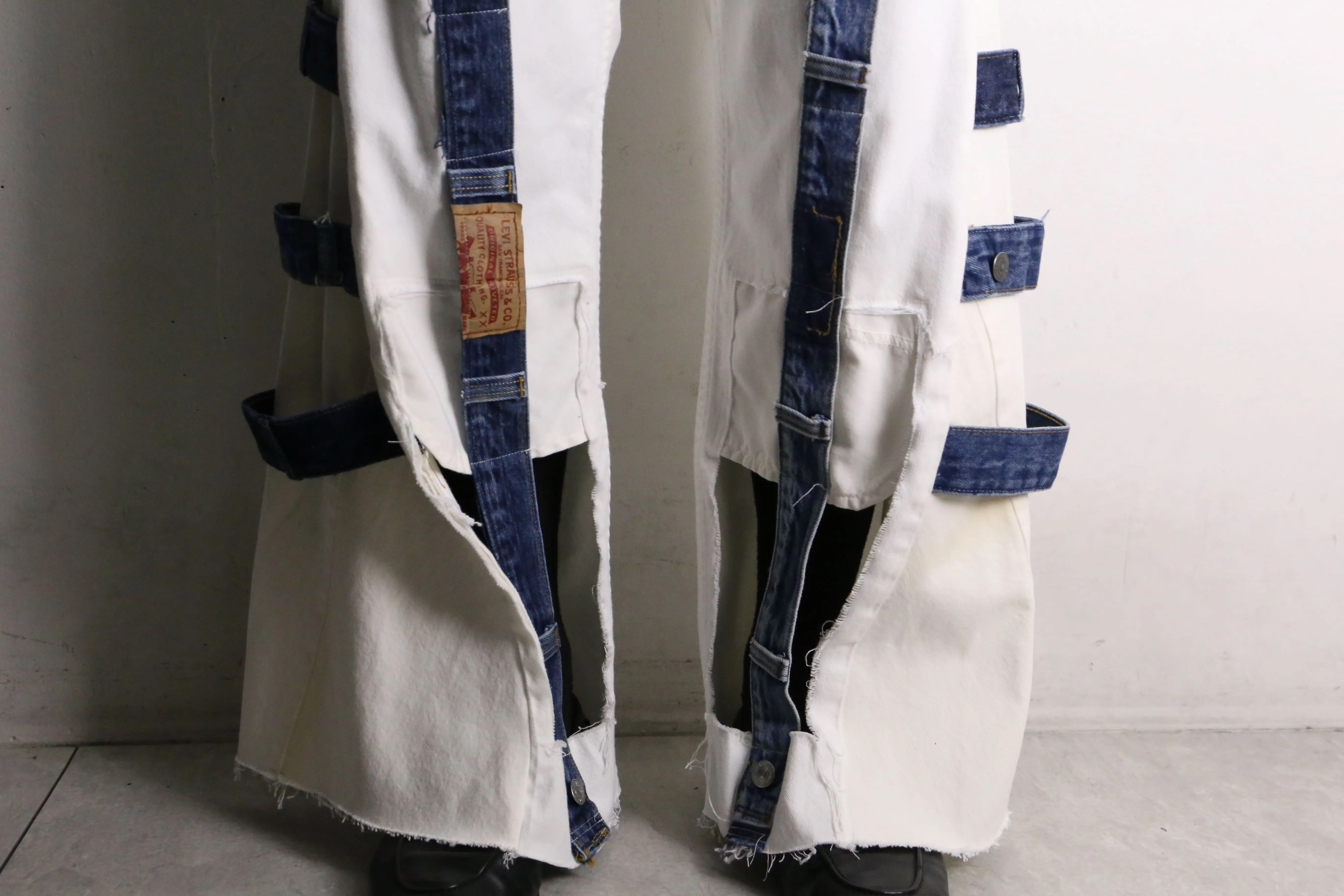 remake "再構築" gimmick flare white ×blue denim pants